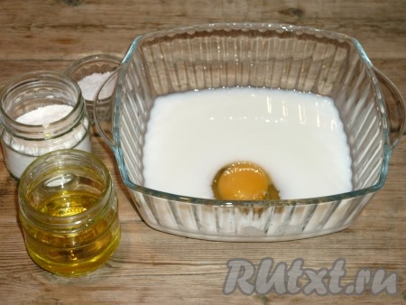Для приготовления блинов смешать яйца, молоко, растительное масло и соль. Добавить порциями просеянную муку, перемешать тесто венчиком, чтобы не было комочков. Должно получиться однородное, жидкое тесто.
