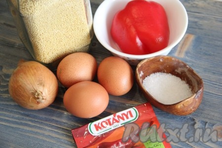 Подготовить продукты для приготовления оладий из пшенной каши. Я взяла красный и сочный перец. 