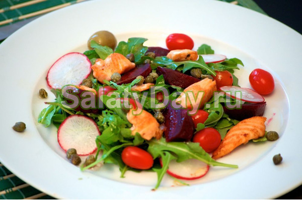 Салат с лососем, свеклой и редисом