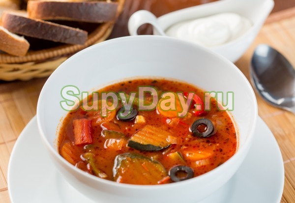 Томатный суп с маслинами и овощами