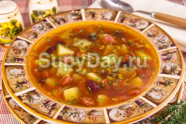 Томатный суп с фасолью и охотничьими колбасками