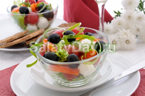 Летний салат с маслинами и моцареллой