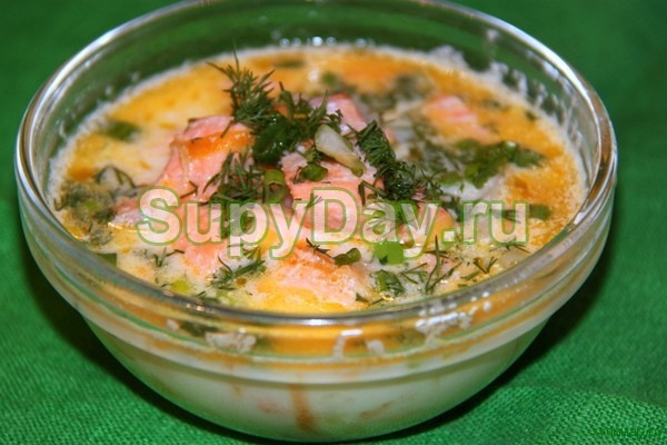 Сливочный суп с лососем, томатами и болгарским перцем
