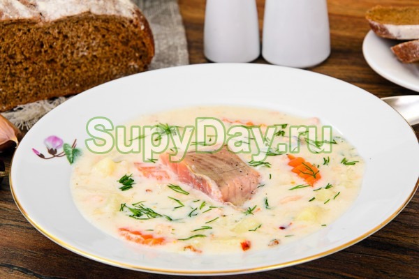 Сливочный суп с лососем и тертым картофелем
