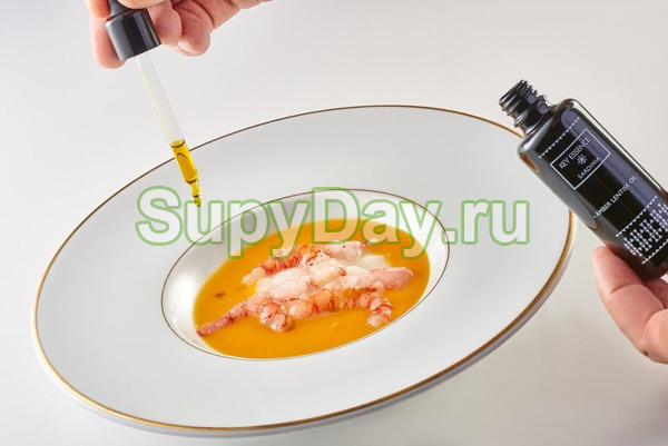 Сливочный суп из тыквы и цветной капусты с сырыми креветками