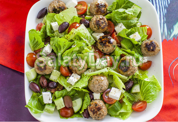 Мясной греческий салат с брынзой