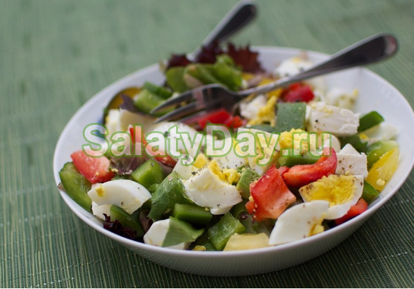 Греческий салат с брынзой и яйцом