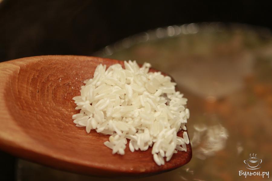 Как только маш будет готов, он должен лопнуть и раскрыться, добавить рис. Соль, перец по вкусу. Варить суп до готовности риса (10-15 минут).