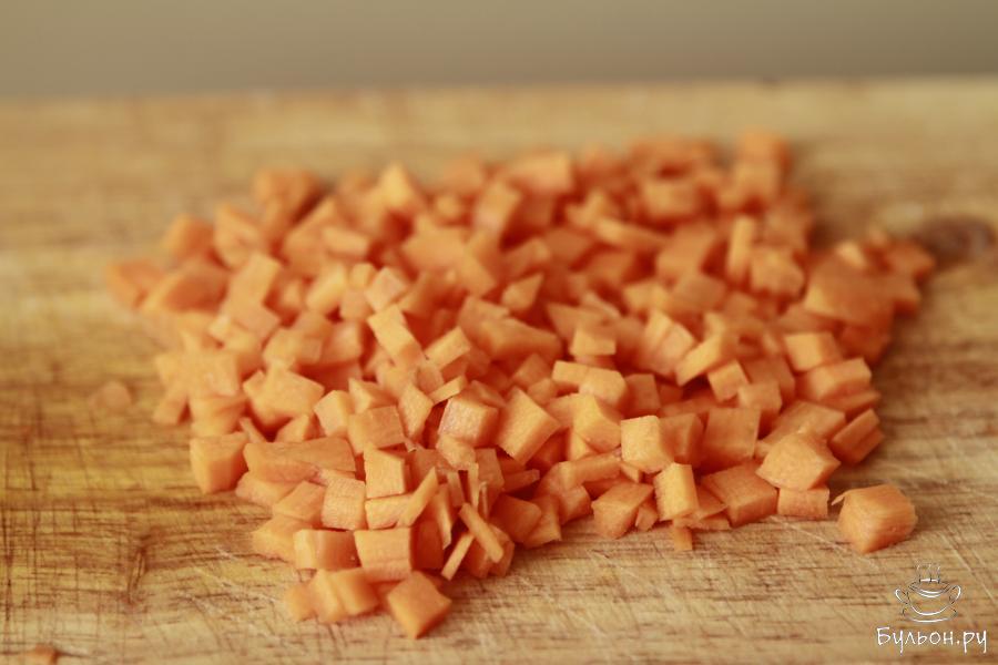 Морковь почистит и так же нарезать на квадратики.