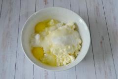 Как приготовить: сырники с манкой и мукой. Добавим сахар и яйца.