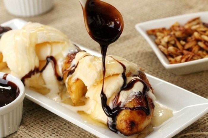 Подавайте десерт с топингом, джемом, мёдом или орехами.