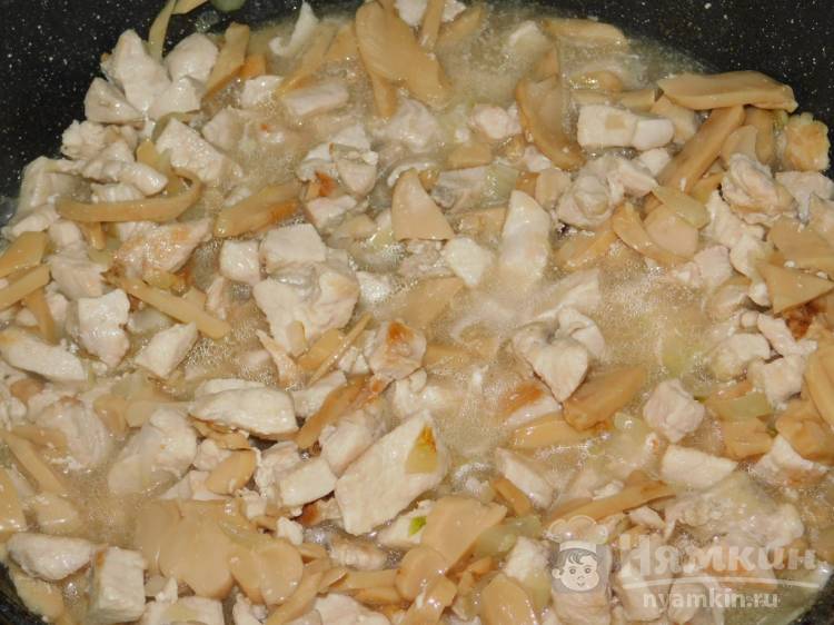 Курица с шампиньонами в сливочно-чесночном соусе - фото шаг 2