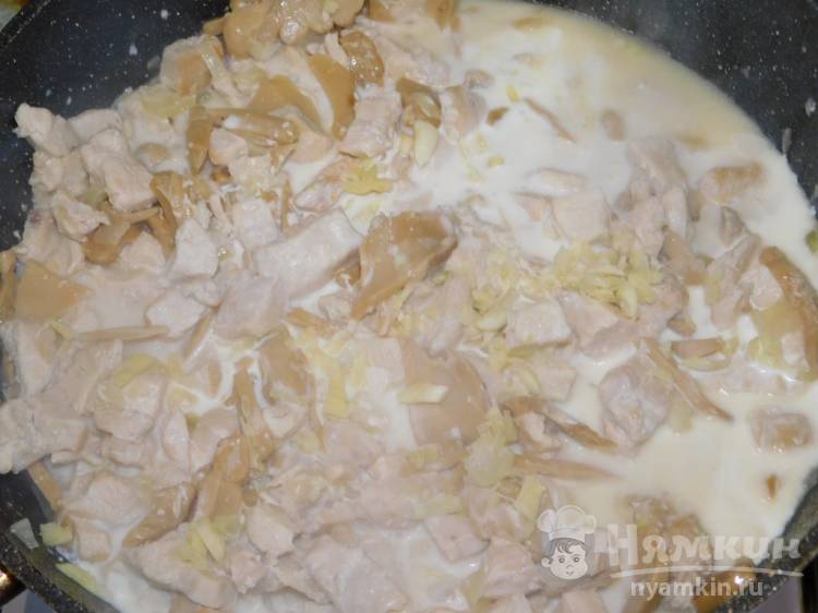 Курица с шампиньонами в сливочно-чесночном соусе - фото шаг 4