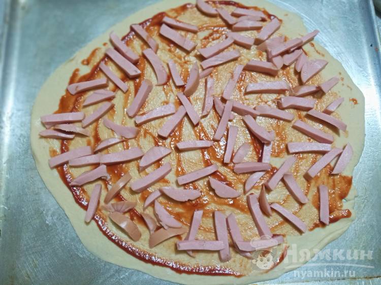 Пицца с вареной колбасой и солёным огурцом на готовом тесте - фото шаг 3