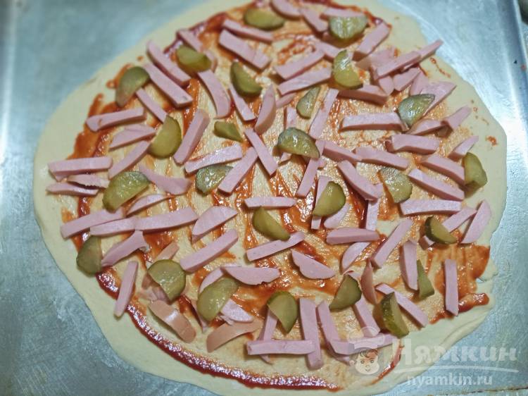 Пицца с вареной колбасой и солёным огурцом на готовом тесте - фото шаг 4