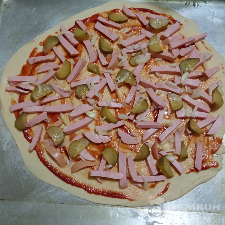 Пицца с вареной колбасой и солёным огурцом на готовом тесте - фото шаг 5