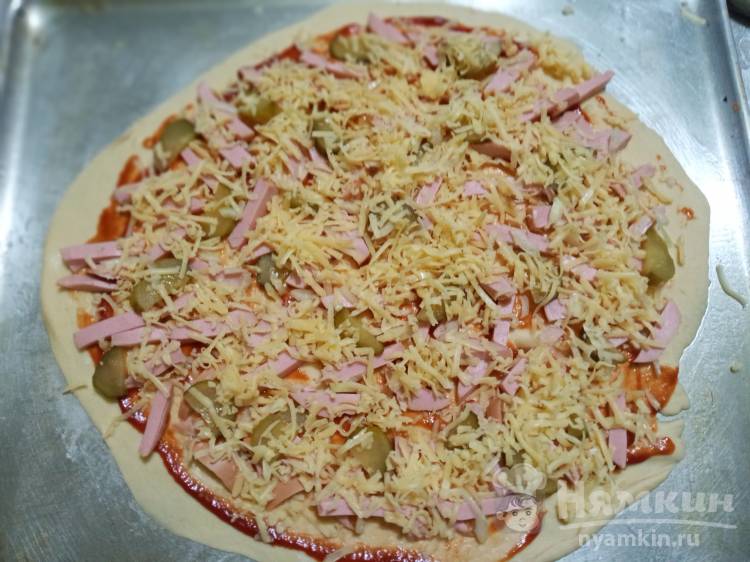 Пицца с вареной колбасой и солёным огурцом на готовом тесте - фото шаг 6