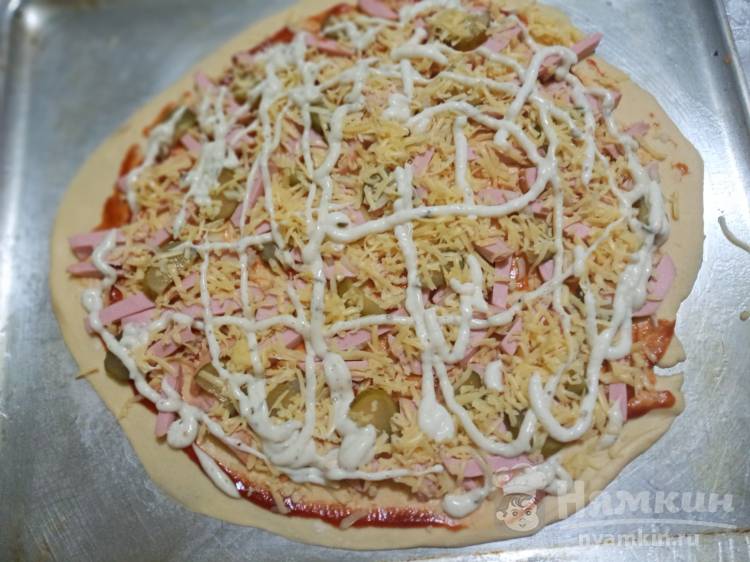 Пицца с вареной колбасой и солёным огурцом на готовом тесте - фото шаг 7