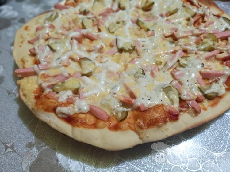 Пицца с вареной колбасой и солёным огурцом на готовом тесте - фото шаг 8