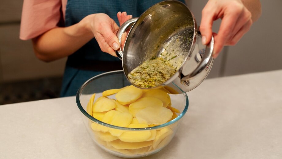 Если картофель заранее перемешать с заправкой на масляной основе, она отдаст ему весь вкус и аромат