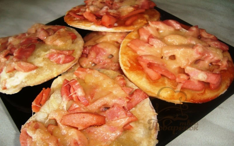 Пицца с сосисками и сыром - пошаговый рецепт с фото