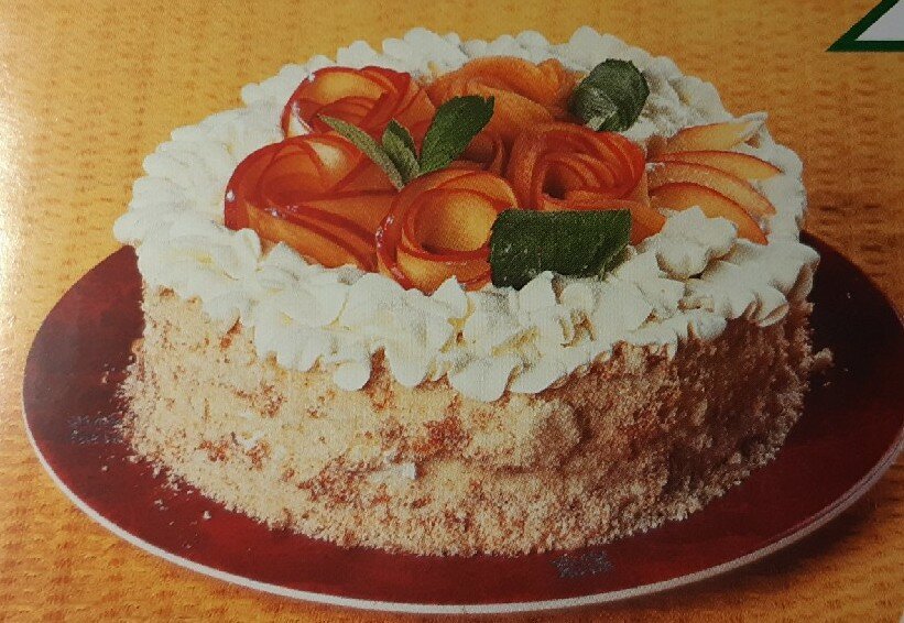 Бисквитный торт со сметанным кремом и персиками