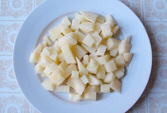 Картофелины чистим и нарезаем тоже кубиками