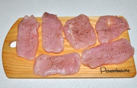 Нарезаем филе на ломти, толщина – 10-12 мм. Посыпаем перцем, ладонью «вбиваем» его в мясо.