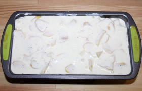 И снова слой картошки, которую мы также немного солим и перчим. Заливаем сметаной, смешанной с чесноком, яйцом, приправами и ставим форму на средний уровень в духовке на 40-50 минут.