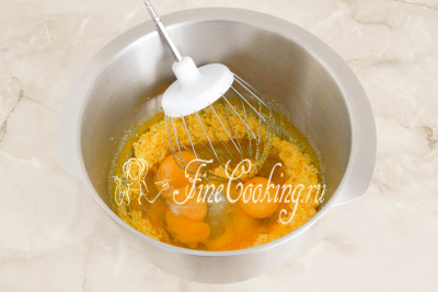 Перетираем сахар с апельсиновой цедрой с помощью венчика, ложки или вилки - таким образом освободится большая часть эфирных масел, которые и станут натуральным ароматизатором для кекса