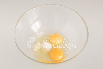 Для блинного теста разбиваем пару куриных яиц в подходящую по объему посуду, добавляем соль и сахарный песок