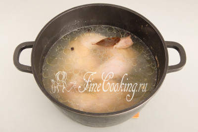 Когда сварится курица, окорочка достаем и остужаем (чтобы можно было разобрать их), а бульон используем для приготовления первых блюд