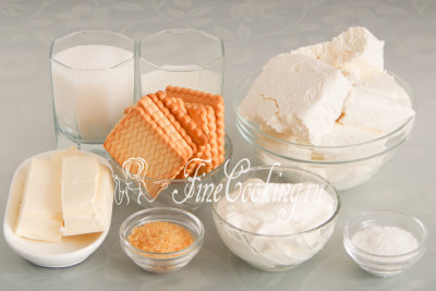 Для приготовления творожного чизкейка без выпечки нам понадобятся следующие продукты: песочное печенье, жирный творог (я взяла 10%), сахарный песок и ванильный сахар, масло сливочное (жирностью не менее 72%), сметана (в моем случае 20%), молоко любой жирности и желатин