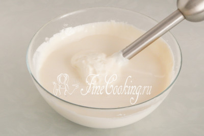 Переливаем молоко с желатином в творожную основу