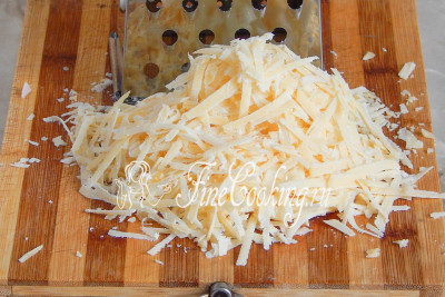 Тем временем натираем сыр - на терке в любыми отверстиями, все равно он расплавится