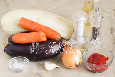 В рецепт домашней кабачковой икры с баклажанами на зиму входят следующие ингредиенты: кабачки, баклажаны, морковь, репчатый лук, томатная паста, рафинированное растительное (у меня подсолнечное) масло, соль, сахар, уксус (яблочный, винный или столовый), а также чеснок (подойдет как сушеный, так и свежий) и молотый черный (отлично подойдет белый, но у меня его просто не оказалось под рукой) перец по вкусу