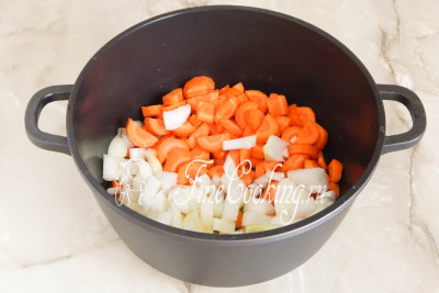 Готовить такую кабачковую икру нужно в толстостенной посуде, так как овощи в процессе тушения могут подгореть