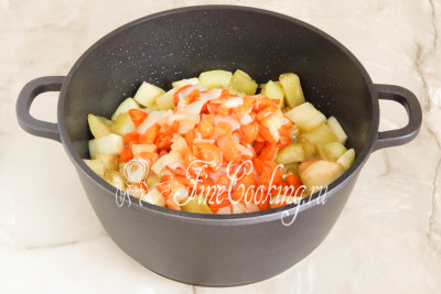 Когда кабачки приготовятся наполовину и станут полупрозрачными, добавляем к ним заранее обжаренные лук с морковью