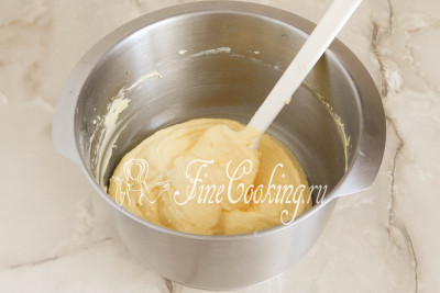 Перемешиваем все ингредиенты, чтобы получилось гладкое и блестящее тесто для кекса