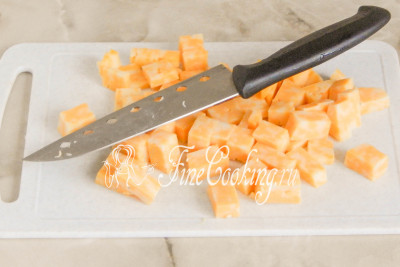 Сыр для начинки нарезаем кусочками поменьше