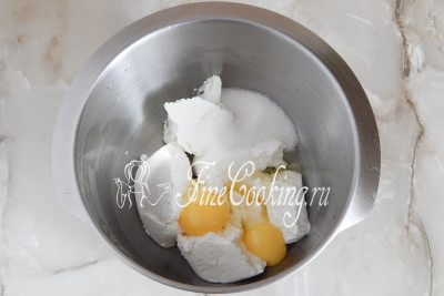 В подходящей посуде соединяем творог (жирность может быть любая, но если он слишком влажный или жидковатый, добавьте больше кокосовой стружки или муки), куриные яйца и сахарный песок