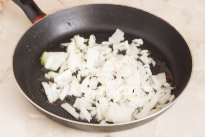 Перекладываем в отдельную миску ароматные жареные грибочки, в сковороду наливаем еще около 2 столовых ложек масла и кладем репчатый лук