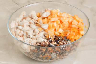Обжаренное мясо шумовкой перекладываем к остальным компонентам начинки для блинчиков: луку с морковью, сыру и грибам