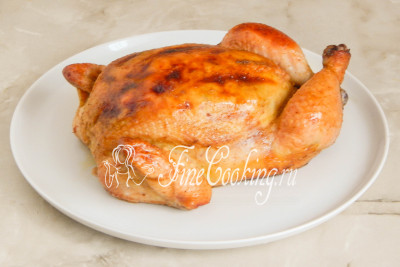 Перекладываем готовую курицу на блюдо, предварительно удалив шпагат и нити из кожи (они легко убираются, не переживайте)