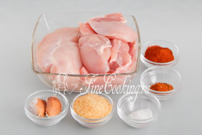 Для приготовления Мраморного куриного рулеты нам понадобятся следующие ингредиенты: куриная грудка и филе курицы (с окорочков или бедер), желатин, свежий чеснок, паприка, приправа для курицы, а также соль