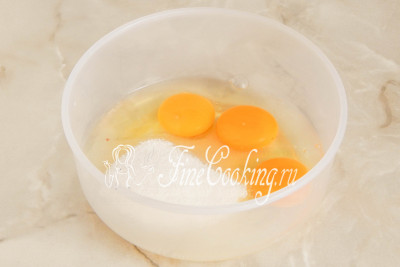 В подходящую посуду разбиваем три куриных яйца среднего размера, добавляем к ним 120 граммов сахара и маленькую щепоточку ванилина (только не переборщите, он горький)
