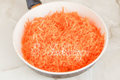 Теперь добавляем к луку морковь, которую мы предварительно очистили и измельчили на крупной терке