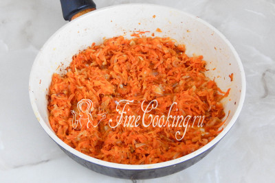 Параллельно проверяем готовность начинки - морковь и лук полностью готовы