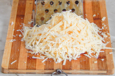 Твердый сыр натираем на крупной терке