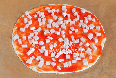 Смазываем основу для пиццы томатным соусом